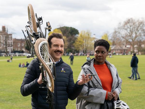 Jason Sudeikis als Ted Lasso und Sarah Niles als Sharon in einer Szene der Fußball-Serie Jason Sudeikis als Ted Lasso und Sarah Niles als Sharon in einer Szene der Fußball-Serie
