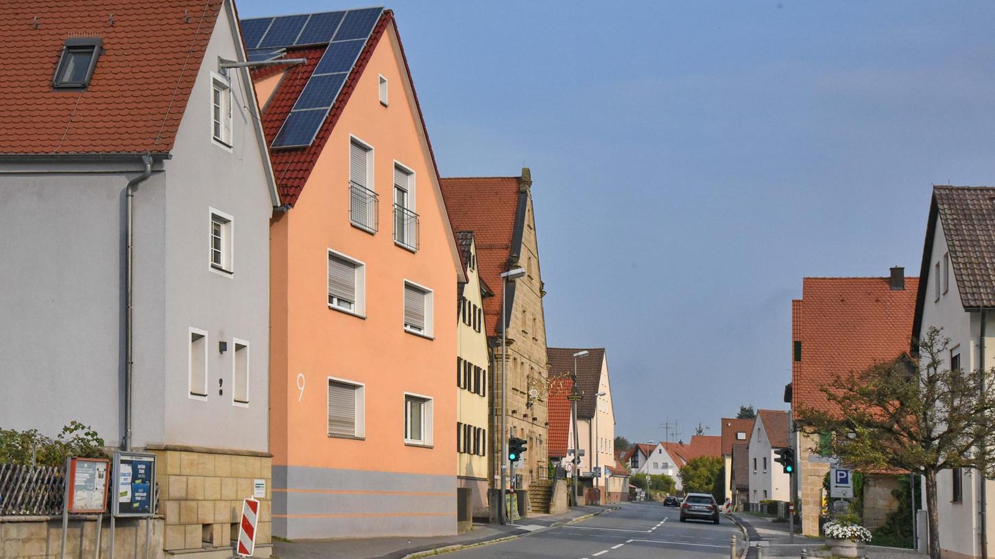  Die Hauptstraße in Dormitz, an deren Rand viele Häuser mit Sanierungsbedarf stehen.