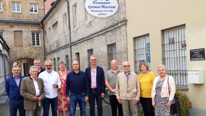 Vor dem Heimatmuseum in Forchheim (v. l.): Jiři Ringel, Ernst Birke, Jürgen Hubert, Erik Buchholz, Sigrid Hubert, Jaroslav Bitnar, Dr. Uwe Kirschstein, Arnold Wodochovsky mit den Betreuern des Heimatmuseums Alfred Meissner, Herta Mikenda und Hannelore Erber.