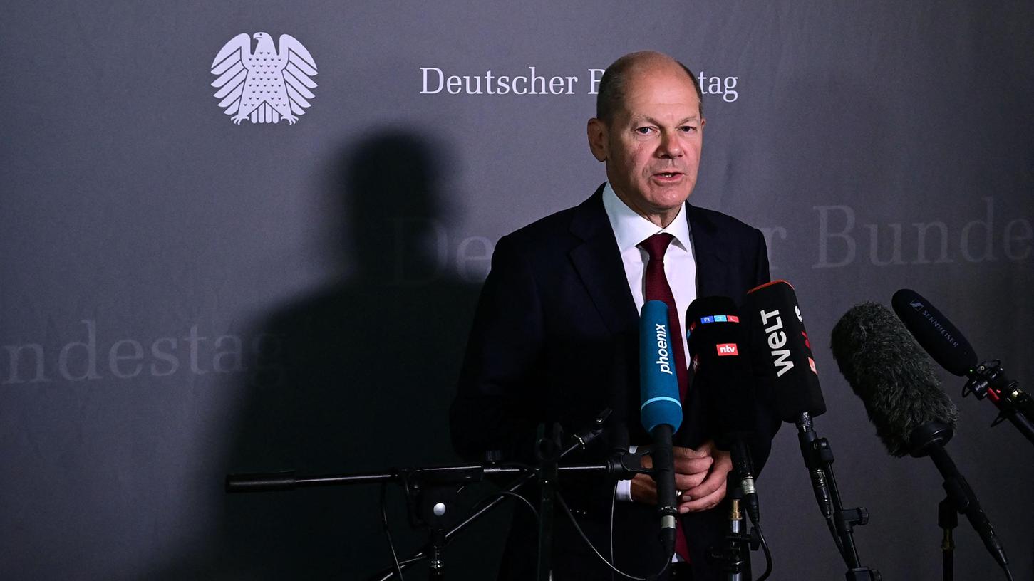 Für die Sondersitzung des Finanzausschusses sagte der SPD-Kanzlerkandidat Wahlkampfauftritte in Baden-Württemberg ab.
Für die Sondersitzung des Finanzausschusses sagte der SPD-Kanzlerkandidat Wahlkampfauftritte in Baden-Württemberg ab.