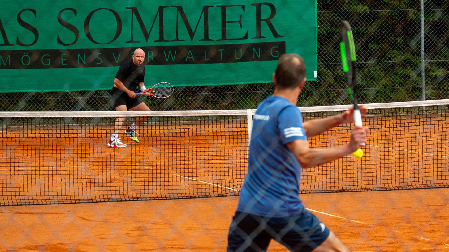 Szene aus dem Endspiel der Herren 40-Konkurrenz: Steffen Neumann (NHTC Nürnberg) im Hintergrund wartet auf den Return von Fabian Hinkmann (TC Herzogenaurach)
Szene aus dem Endspiel der Herren 40-Konkurrenz: Steffen Neumann (NHTC Nürnberg) im Hintergrund wartet auf den Return von Fabian Hinkmann (TC Herzogenaurach)
