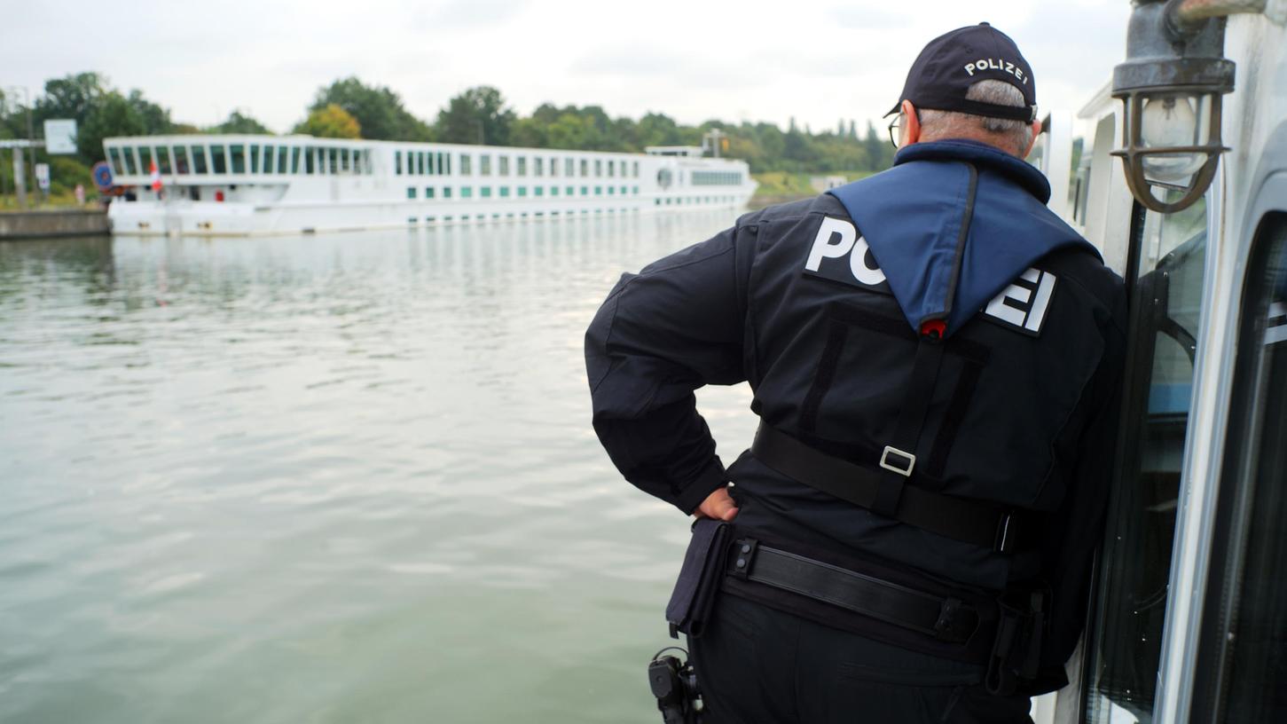 Auf Schleichfahrt: Die Wasserschutzpolizei Nürnberg nähert sich auf dem Main-Donau-Kanal einem Flusskreuzfahrtschiff, das im Nürnberger Hafen angelegt hat. Die Beamten wollen das Schiff unangemeldet kontrollieren.
Auf Schleichfahrt: Die Wasserschutzpolizei Nürnberg nähert sich auf dem Main-Donau-Kanal einem Flusskreuzfahrtschiff, das im Nürnberger Hafen angelegt hat. Die Beamten wollen das Schiff unangemeldet kontrollieren.