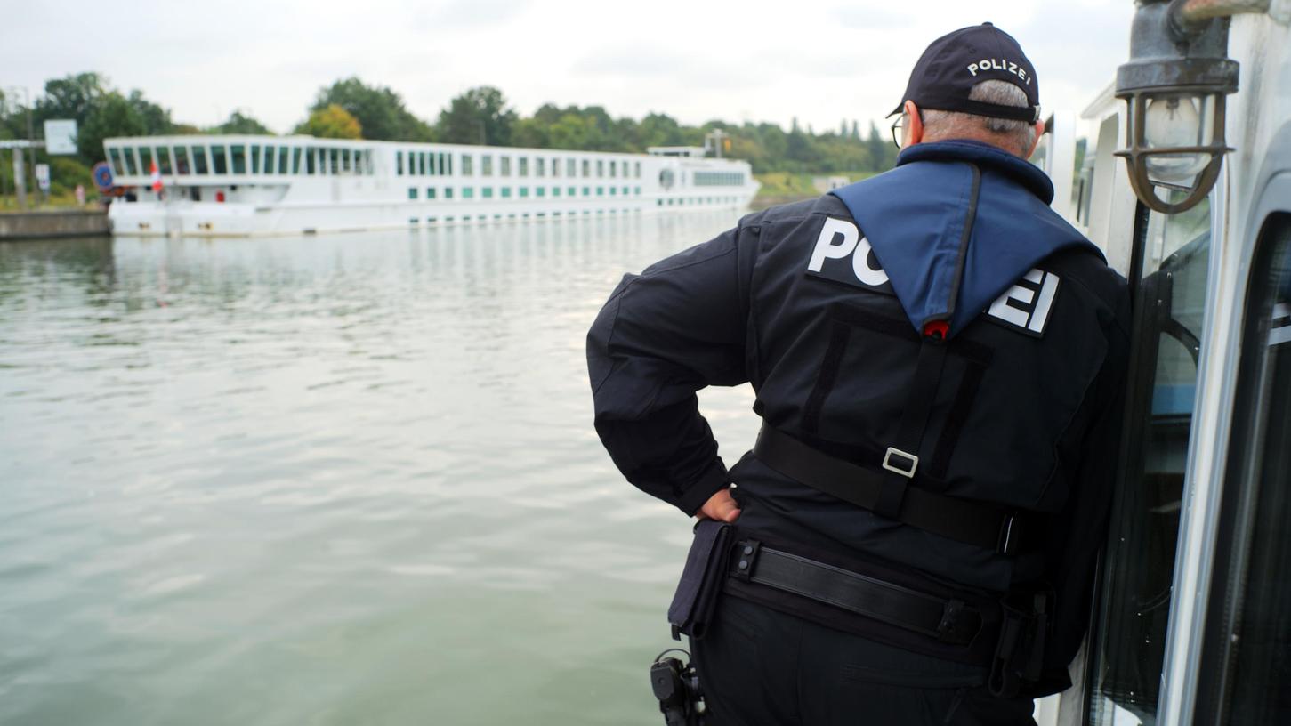 Auf Schleichfahrt: Die Wasserschutzpolizei Nürnberg nähert sich auf dem Main-Donau-Kanal einem Flusskreuzfahrtschiff, das im Nürnberger Hafen angelegt hat. Die Beamten wollen das Schiff unangemeldet kontrollieren.