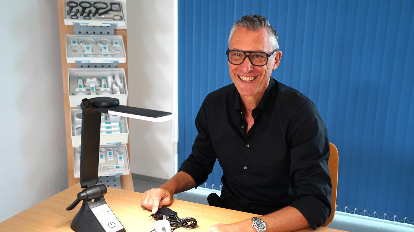 Marketingleiter Holger Rieß vor einer hochspezialisierten Lupe aus dem eigenen Hause.
Marketingleiter Holger Rieß vor einer hochspezialisierten Lupe aus dem eigenen Hause.