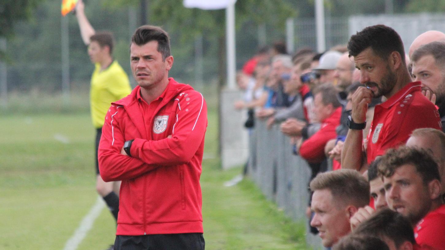 Ernste Miene statt freudiger Jubel: Trainer Markus Vierke blickt auf eine knappe Niederlage seines TSV 1860 Weißenburg im Landesliga-Spiel beim SC Großschwearzenlohe.
Ernste Miene statt freudiger Jubel: Trainer Markus Vierke blickt auf eine knappe Niederlage seines TSV 1860 Weißenburg im Landesliga-Spiel beim SC Großschwearzenlohe.