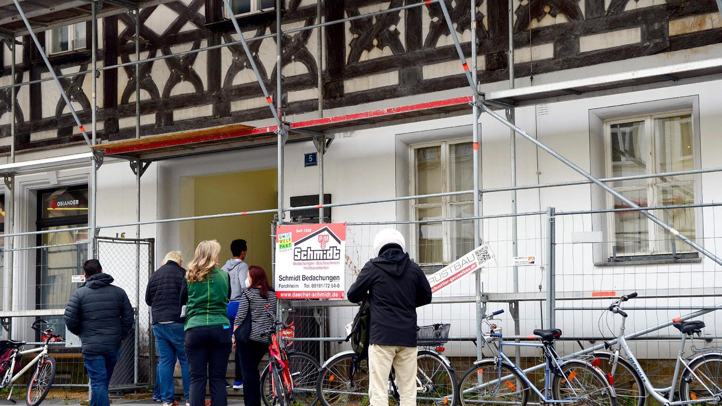 Ende September da gleiche Bild seit Wochen: Menschen stehen Schlange vor dem Einwohnermeldeamt.
Ende September da gleiche Bild seit Wochen: Menschen stehen Schlange vor dem Einwohnermeldeamt.