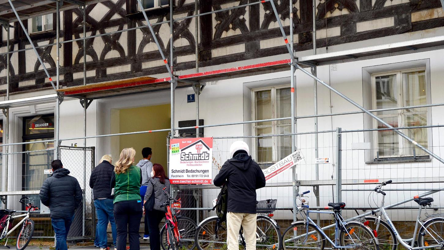 Ende September da gleiche Bild seit Wochen: Menschen stehen Schlange vor dem Einwohnermeldeamt. 