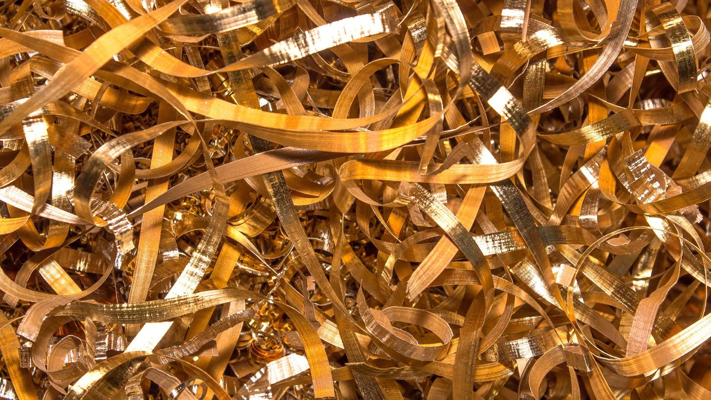 Das Foto hier zeigt andere Metallspäne, die in einer Fabrik angefallen sind, doch bei Osram in Regensburg werden Goldspäne produziert, die ein Mitarbeiter kiloweise aus den Hallen geschmuggelt haben soll. Das Foto hier zeigt andere Metallspäne, die in einer Fabrik angefallen sind, doch bei Osram in Regensburg werden Goldspäne produziert, die ein Mitarbeiter kiloweise aus den Hallen geschmuggelt haben soll.