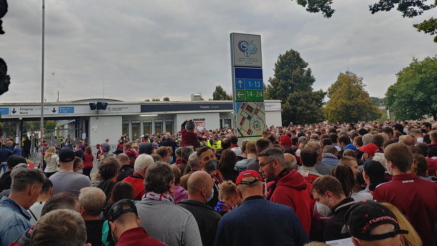 Vor dem Spiel gegen Hansa Rostock drängten sich vor dem Max-Morlock-Stadion unzählige Fans. Um den Impfnachweis vorzuzeigen, war eine zusätzliche Schleuse eingerichtet worden, die zu den Eingängen der Nordkurve und der Gegengerade führte. Vor dem Spiel gegen Hansa Rostock drängten sich vor dem Max-Morlock-Stadion unzählige Fans. Um den Impfnachweis vorzuzeigen, war eine zusätzliche Schleuse eingerichtet worden, die zu den Eingängen der Nordkurve und der Gegengerade führte.