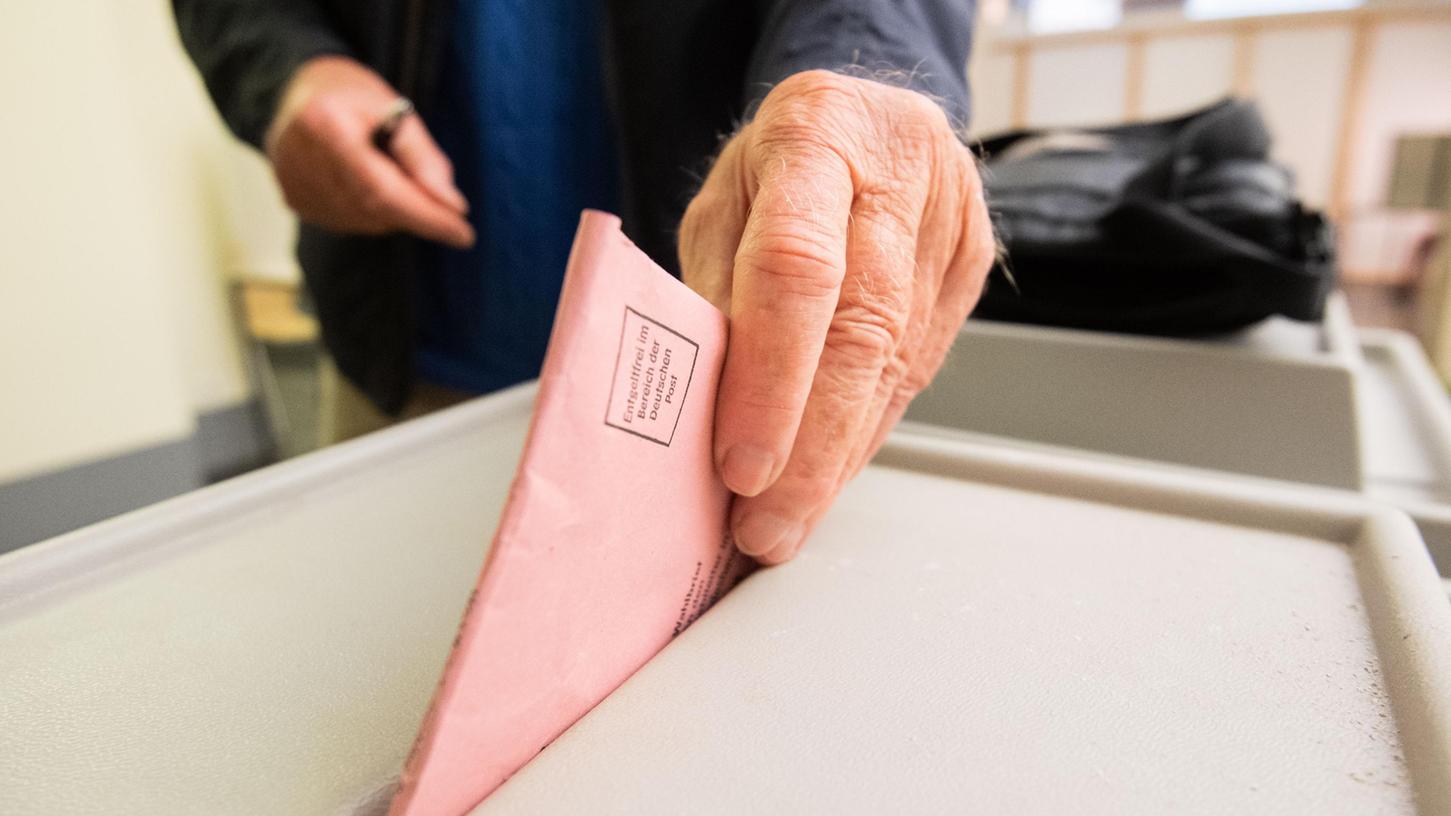 Durch die Erststimme wird sichergestellt, dass jede Region im Bundestag vertreten ist. Die Zweitstimme entscheidet über die Mehrheitsverhältnisse im Bundestag. Durch die Erststimme wird sichergestellt, dass jede Region im Bundestag vertreten ist. Die Zweitstimme entscheidet über die Mehrheitsverhältnisse im Bundestag.