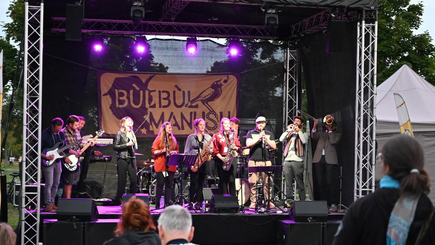 Die Formation "BülBül Manush" beim Konzert im Grünstreifen des Röthelheimparks.