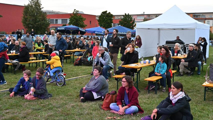 Konzert mit Biergarten-Atmosphäre im Grünstreifen des Erlanger Röthelheimparks.
Konzert mit Biergarten-Atmosphäre im Grünstreifen des Erlanger Röthelheimparks.