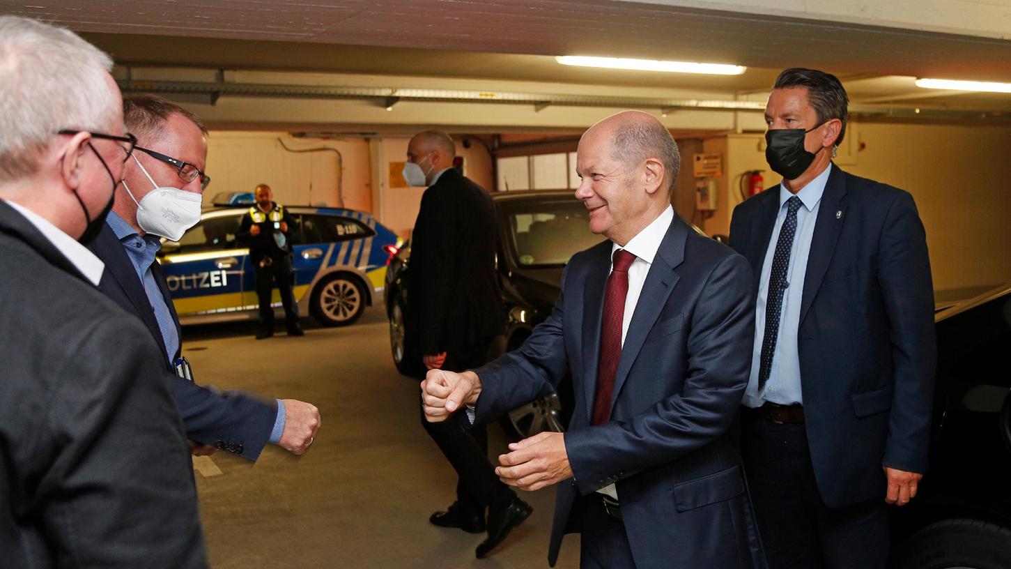 Ankunft in der Tiefgarage des Pressehauses: Olaf Scholz begrüßt die beiden Chefredakteure Alexander Jungkunz (NN, links) und Stephan Sohr (NZ, zweiter von links). Ankunft in der Tiefgarage des Pressehauses: Olaf Scholz begrüßt die beiden Chefredakteure Alexander Jungkunz (NN, links) und Stephan Sohr (NZ, zweiter von links).