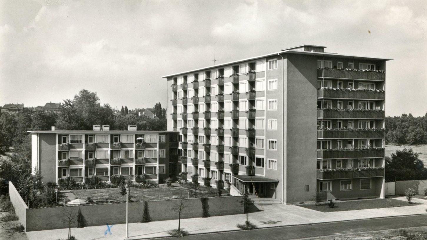 1953 war der Ausblick von den Genossenschaftshäusern an der Flaschenhofstraße auf das neue Wohnheim noch ungehindert möglich. Dazwischen erstreckten sich zu dieser Zeit Kriegsbrachen.  