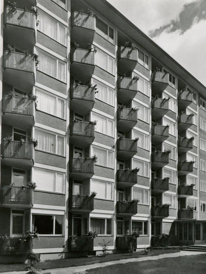 Diese Aufnahme von 1953 fängt den Reiz der Hoffassade mit dem regelmäßigen Nebeneinander von Fensterachsen und keck vorspringenden Balkonen mit ihrem Schattenwurf ein.  