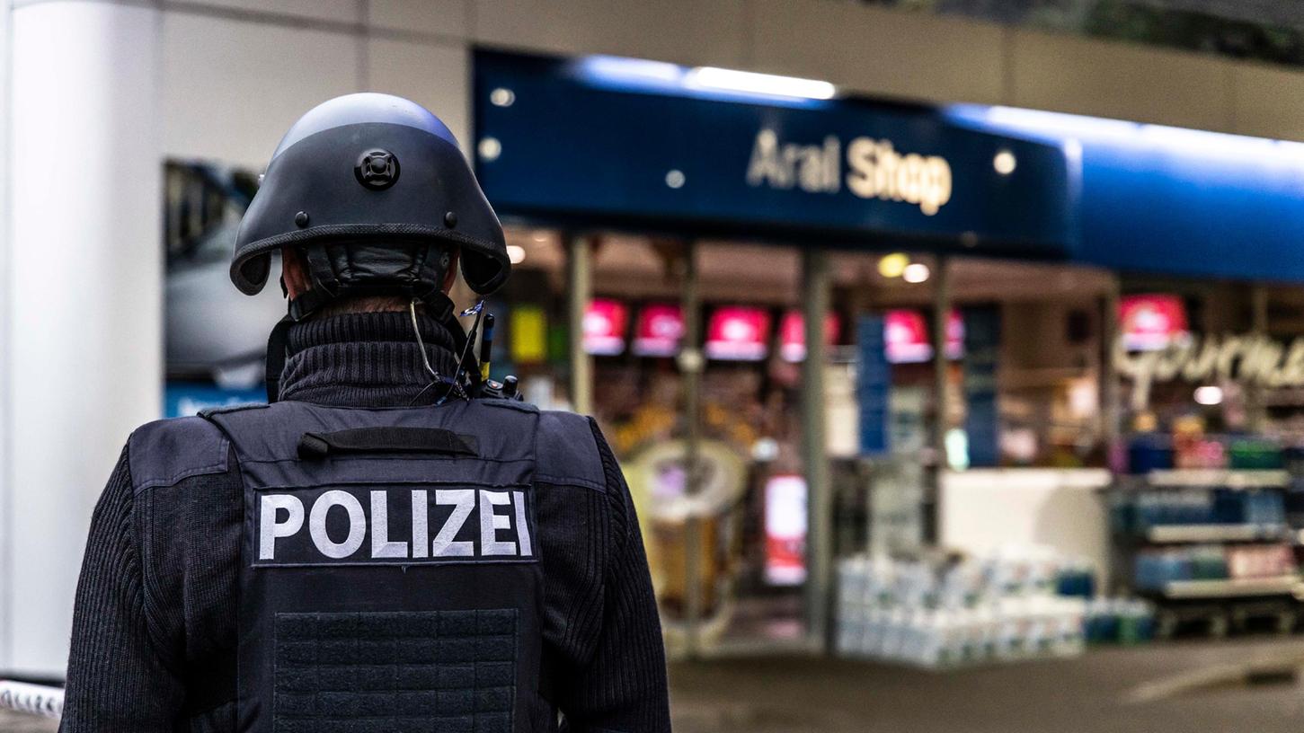 Ein Angestellter der Tankstelle war in Idar-Oberstein in Rheinland-Pfalz von einem mit einer Pistole bewaffneten Mann erschossen worden.