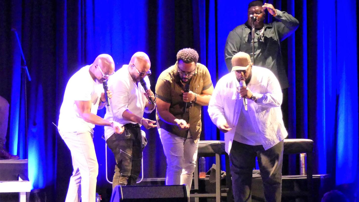 Mal samtig-weich, mal rotzig-rappend. Naturally 7 lässt sich nicht auf ein Genre festlegen...
Mal samtig-weich, mal rotzig-rappend. Naturally 7 lässt sich nicht auf ein Genre festlegen...