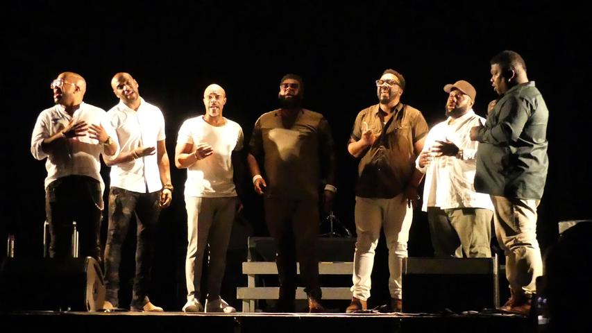 ...und auch nicht aufs Singen allein. Die sieben stimmstarken „Jungs“ aus New York sind zugleich als Beatboxer ihre eigene Begleitband.
...und auch nicht aufs Singen allein. Die sieben stimmstarken „Jungs“ aus New York sind zugleich als Beatboxer ihre eigene Begleitband.