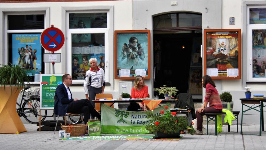 In diesem Jahr schlossen sich der Bund Naturschutz, der Allgemeine deutsche Fahrradclub (ADFC) und der Verkehrsclub Deutschland (VCD) zum Parking Day in Schwabach zusammen und verwandelten drei Parkplätze à 15 Quadratmeter in der Kappadocia in autofreie Zonen. 