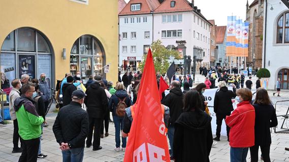 "Nazis raus": Breites Bündnis demonstriert gegen AfD-Wahlkampf vor Neumarkter Rathaus
