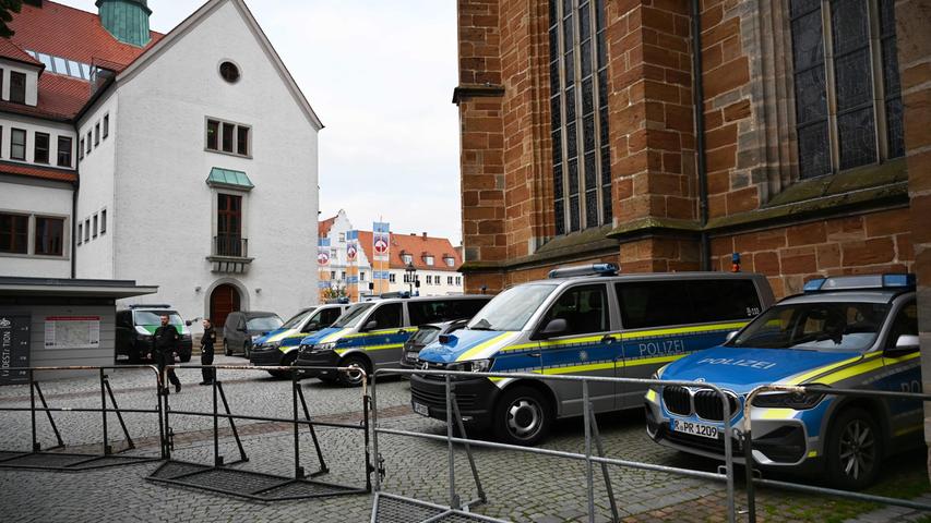 Auch ein Teil des Platzes um das Münster war abgetrennt: Hier parkten zahllose Polizei-Fahrzeuge.
