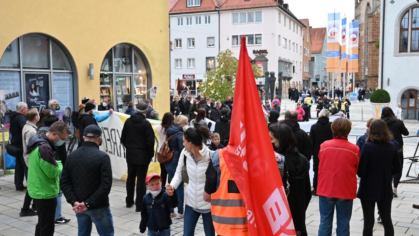 Am Ende der Klostergasse hatten die Demonstranten Stellung bezogen. "Nazis werden in Neumarkt von der Polizei toleriert", behauptete ein Sprecher der Antifa.