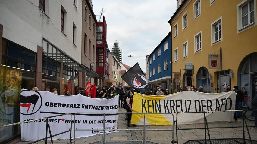 "Kein Kreuz der AfD" und "Oberpfalz entnazifizieren" forderten die Demonstranten lautstark ein.