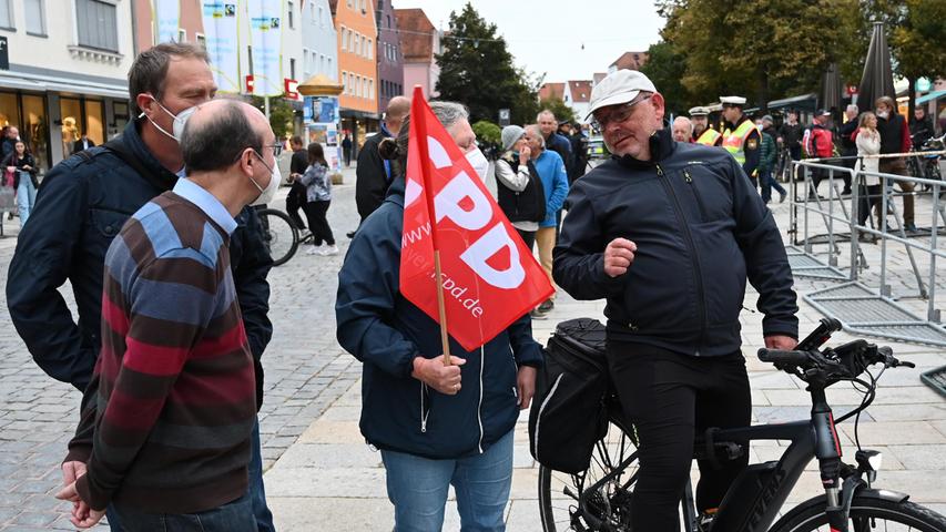 Auch der SPD-Ortsverein hielt die Fahne hoch - eine Selbstverständlichkeit für Bürgermeisterin Gertrud Heßlinger.
