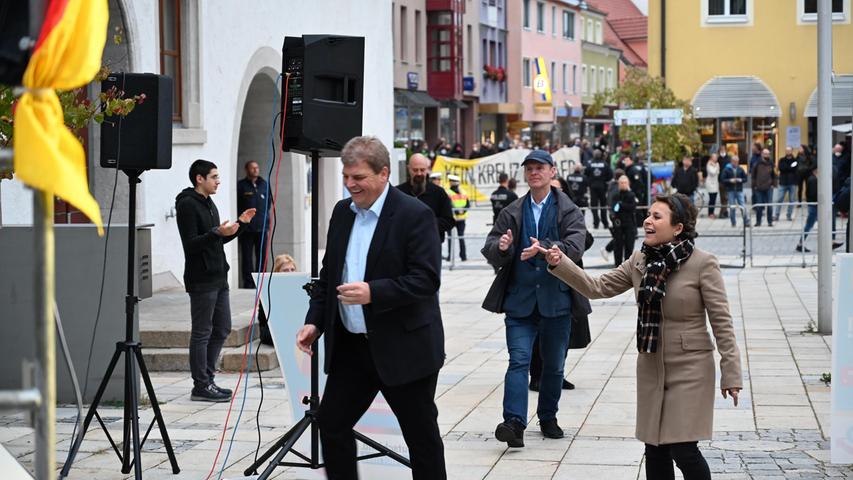AfD-Direktkandidat Rainer Kraft auf dem Weg auf die Bühne.
