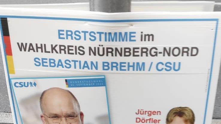 Ein Plakat der Freien Wähler mit der Empfehlung, die Erststimme an Sebastian Brehm (CSU) zu vergeben. Ein Plakat der Freien Wähler mit der Empfehlung, die Erststimme an Sebastian Brehm (CSU) zu vergeben.