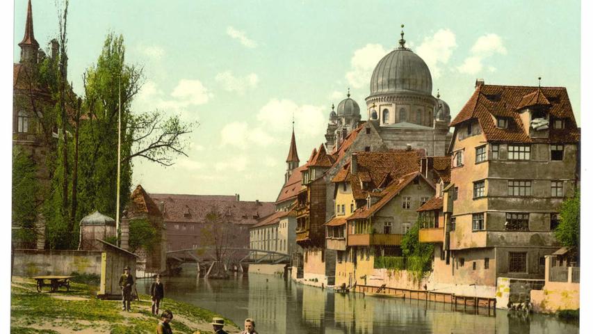 Auf dieser historischen Postkarte aus dem 19. Jahrhundert ist die Synagoge zu sehen, die auf dem Hans-Sachs-Platz an der Pegnitz stand. 