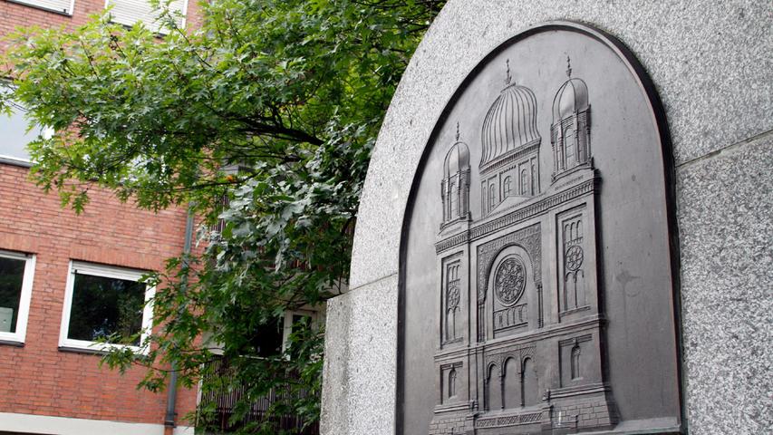 Die Synagoge wurde 1938 von den Nationalsozialisten zerstört. Ein Gedenkstein erinnert an sie.