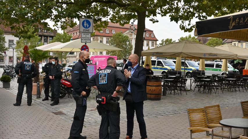 Großes Polizeiaufgebot am Schlossplatz beim Besuch von Jens Spahn in Erlangen.