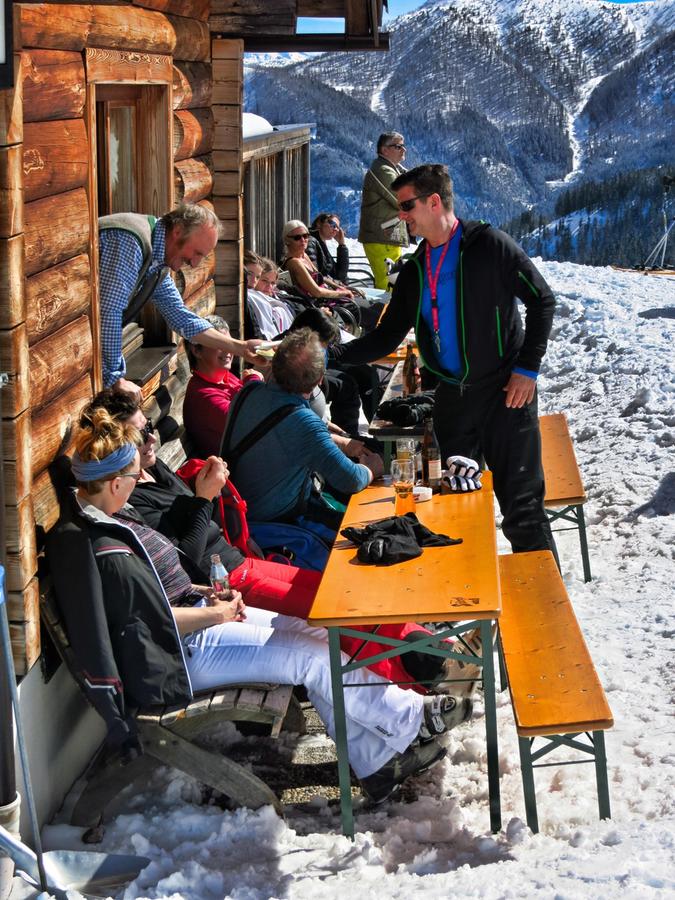 Endlich wieder auf der Skihütte bei Sonnenschein in den Schnee blinzeln - darauf freuen sich viele schon jetzt. Hier bei Sankt Johann-Alpendorf in Snow Space Salzburg / Ski amadé.