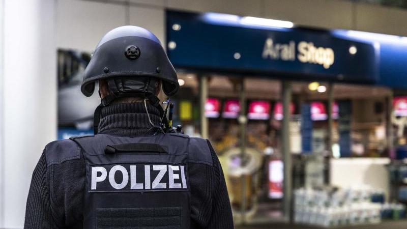 Ein Polizist am Tatort in Idar-Oberstein: An dieser Tankstelle hatte ein Maskengegner einen 20-jährigen Studenten erschossen.