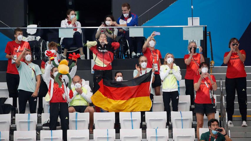 Das Gemeinschaftsgefühl im deutschen Team: So feuerten die anderen Sportler Josia Topf an.