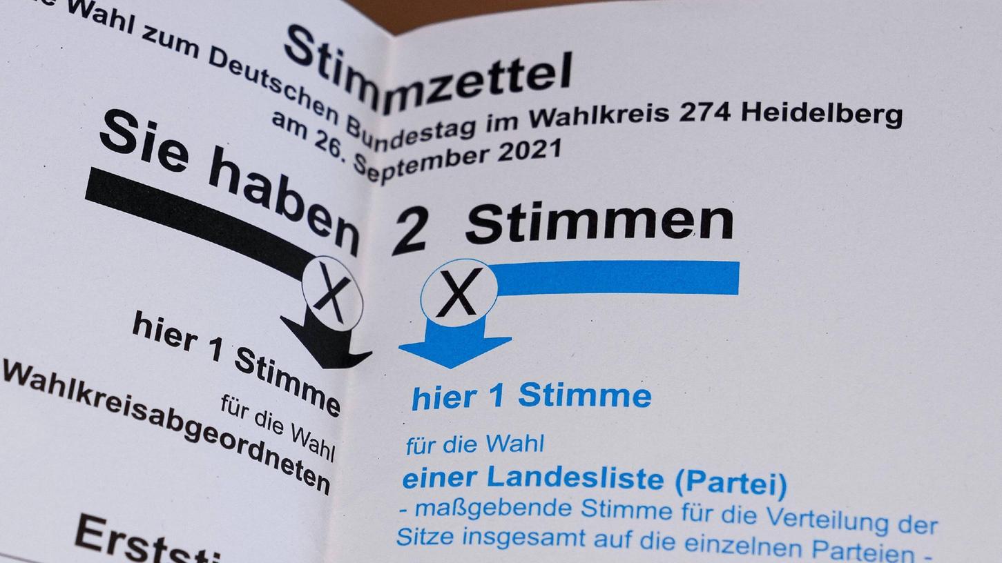 Ein Wahlzettel in Nahaufnahme - noch haben Auslandsdeutsche ihn geschickt bekommen, für manche könnte es der letzte gewesen sein. 