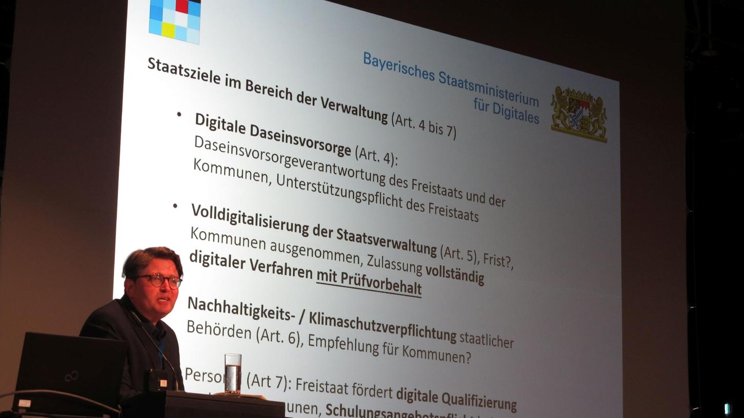 Dr. Wolfgang Denkhaus vom bayerischen Ministerium für Digitales bei seinem Einführungsvortrag zu Beginn der Gunzenhausener IuK-Tage.