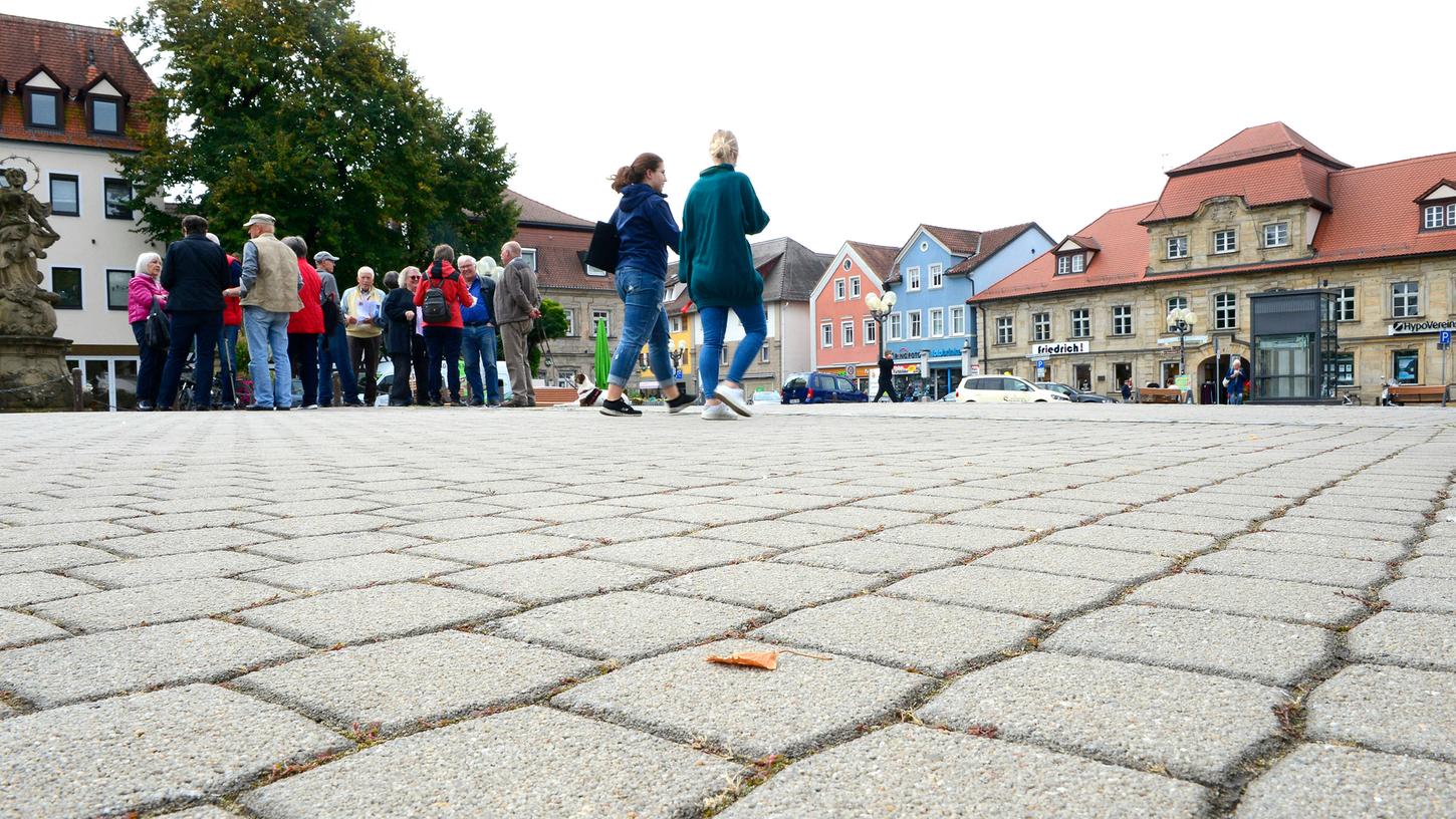 Eine neue Abdichtung zwischen Tiefgarage und Paradeplatz soll her: Wenn alles glatt läuft, können die Arbeiten Mitte Oktober beginnen und bis Jahresende größtenteils abgeschlossen sein.