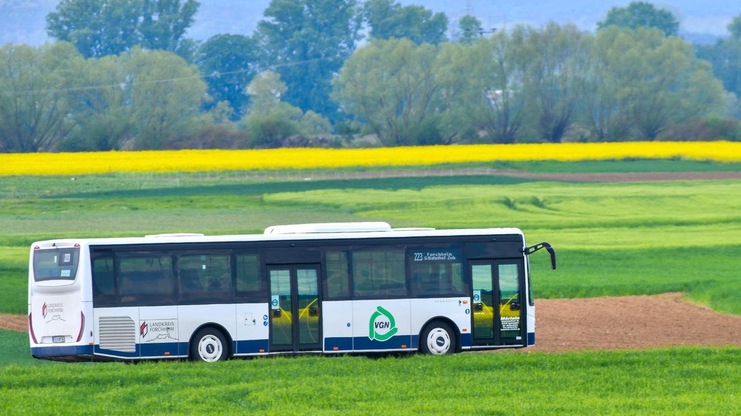 Der öffentliche Busverkehr soll dem individuellen Autoverkehr mehr Konkurrenz machen und damit zum Klimaschutz beitragen - da waren sich die Kreispolitiker zuletzt einig. Doch wie ist der aktuelle Stand? Und was wollen die Bundestagskandidierenden beim ÖPNV für den Kreis Forchheim erreichen?