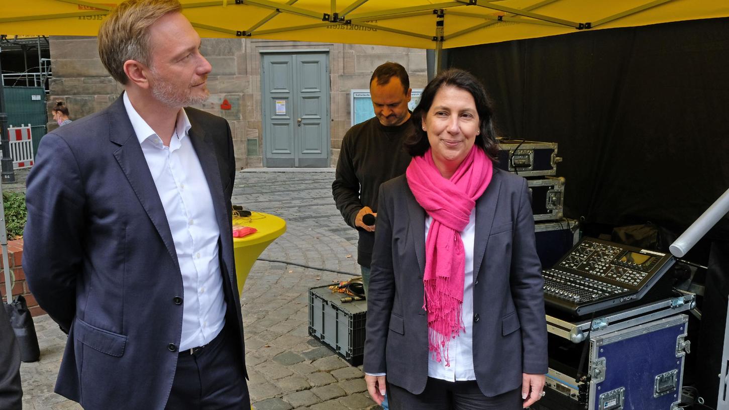 Am Montag im Finanzausschuss in Berlin, am Dienstag auf Wahlkampftour mit FDP-Spitzenkandidat Christian Lindner auf dem gut besuchten Jakobsplatz: Die Nürnberger FDP-Bundestagsabgeordnete Katja Hessel.