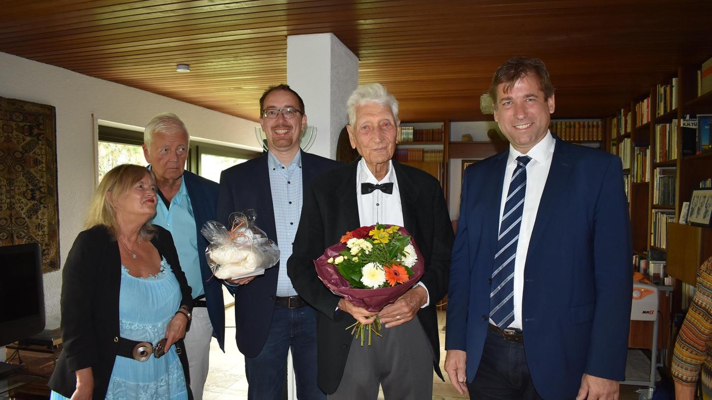 Feierte jetzt 100. Geburtstag: Anatomieprofessors Johannes Wilhelm Rohen im Kreise der Gratulanten, darunter Bürgermeister Martin Walz und Landrat Hermann Ulm.