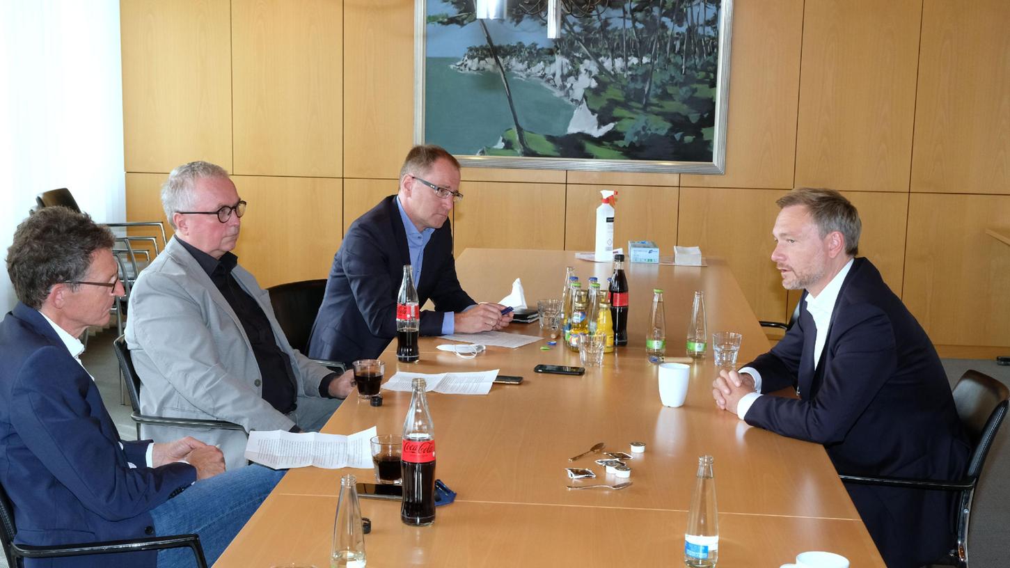 FDP-Chef Christian Lindner im Gespräch mit den NN-Chefredakteuren Michael Husarek (v.li.), Alexander Jungkunz und NZ-Chefredakteur Stephan Sohr.