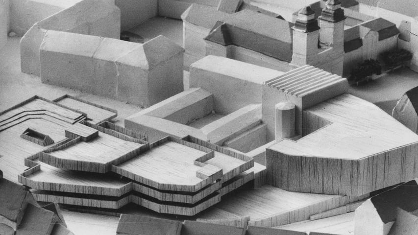 Noch bevor für den Neubau des Johannes-Scharrer-Gymnasiums auch nur ein Fußbreit Erde ausgehoben wurde, stiegen die auf 13,5 Millionen Mark veranschlagten Baukosten in der Hochrechnung auf über 20 Millionen Mark. Hier geht es zum Kalenderblatt vom 25. September 19771: Schule schon vor erstem Spatenstich um 50 Prozent teurer.
Noch bevor für den Neubau des Johannes-Scharrer-Gymnasiums auch nur ein Fußbreit Erde ausgehoben wurde, stiegen die auf 13,5 Millionen Mark veranschlagten Baukosten in der Hochrechnung auf über 20 Millionen Mark. Hier geht es zum Kalenderblatt vom 25. September 19771: Schule schon vor erstem Spatenstich um 50 Prozent teurer.
