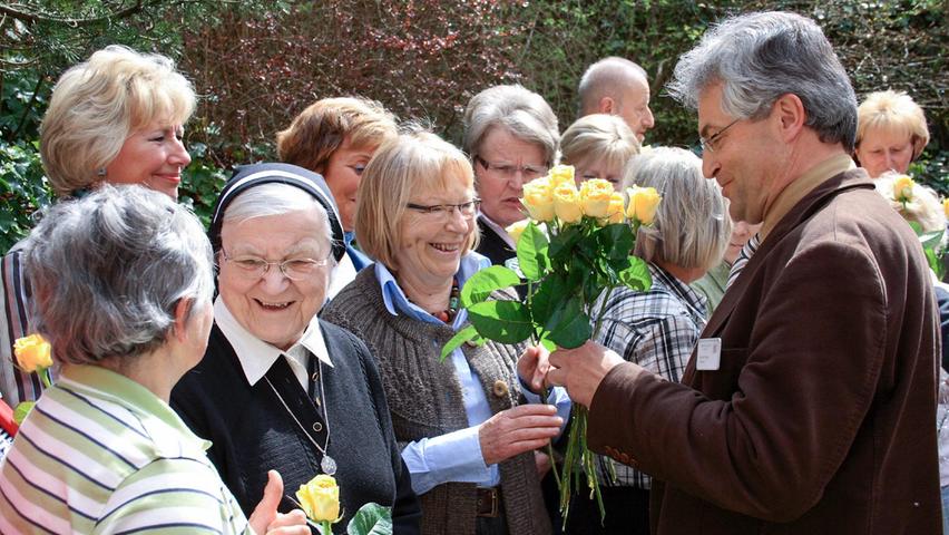 Werner Rupp ließ es sich nicht nehmen, einmal im Jahr den Ehrenamtlichen mit Blumen und kleinen Präsenten für ihre wertvolle Arbeit persönlich zu danken.