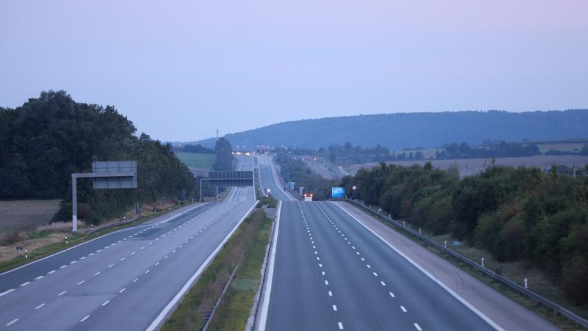 Die A9 war in beiden Richtungen ebenso gesperrt wie die ICE-Strecke zwischen München und Nürnberg, die entlang der Autobahn verläuft.