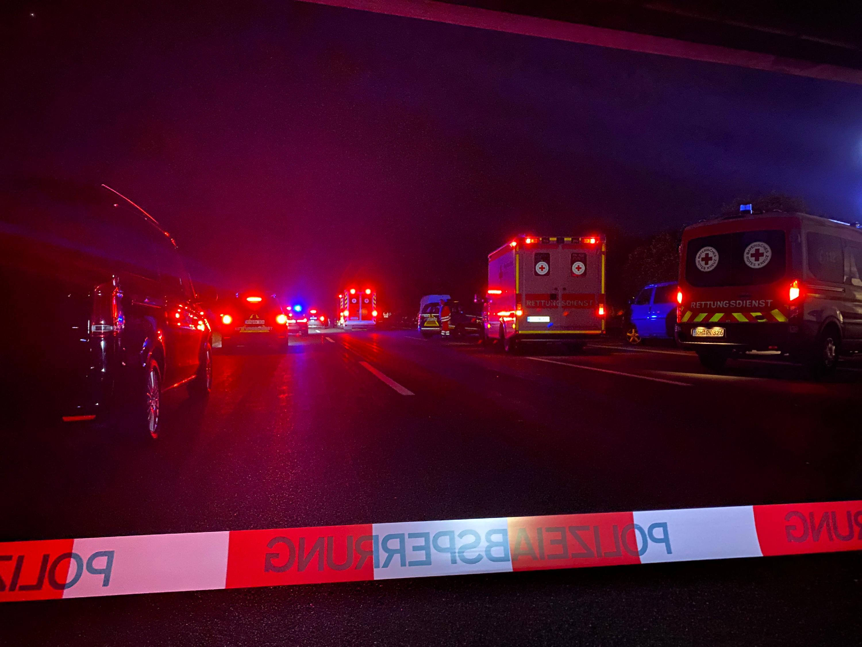 Trotz Sprachbarriere konnte die Polizei mit dem mutmaßlich Bewaffneten Kontakt aufnehmen. Zum Aufgeben konnten sie ihn allerdings nicht bewegen - gegen 21.30 Uhr erfolgte schließlich der Zugriff.