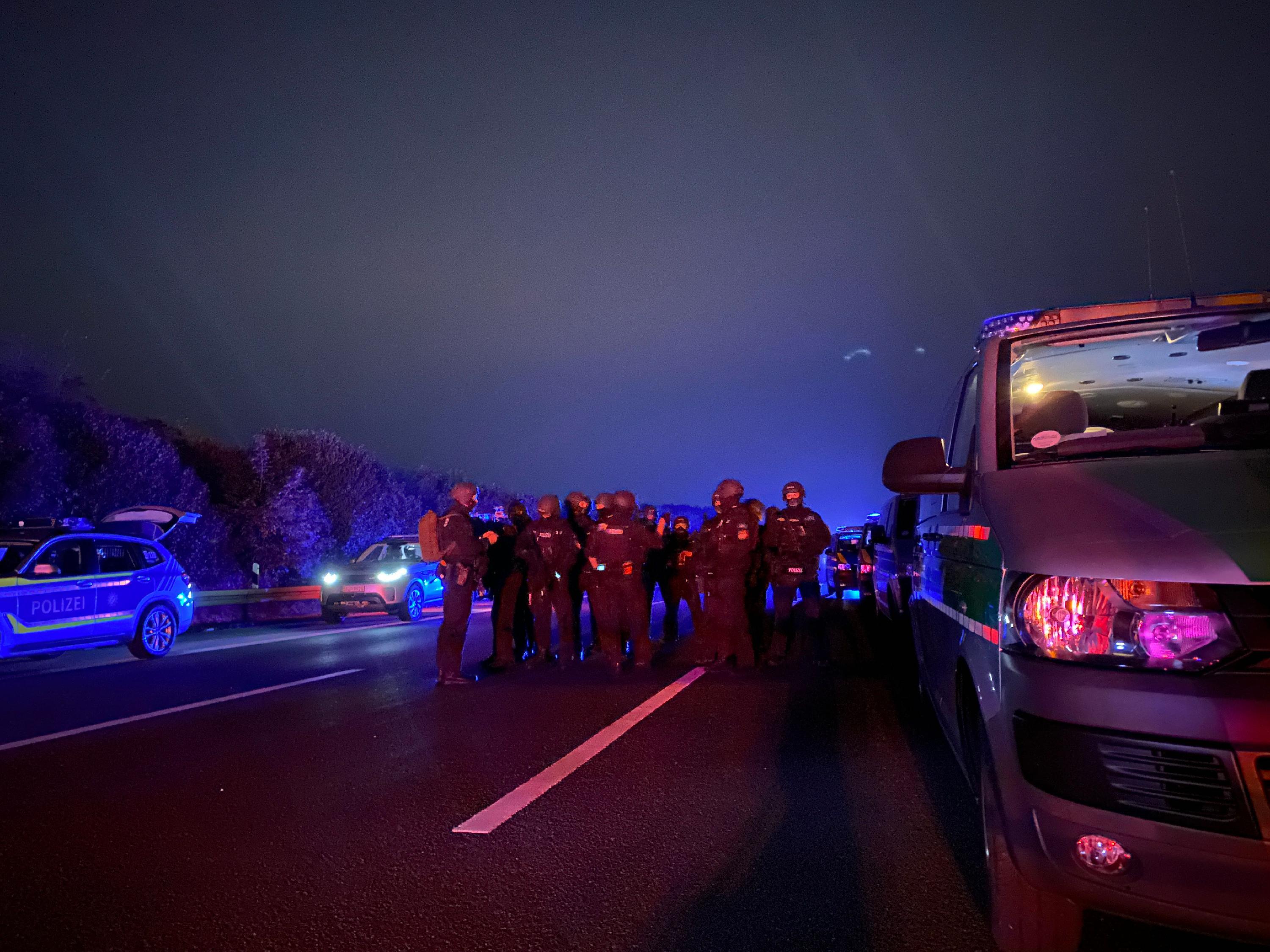 Beamte des SEK stürmten den Bus und konnten den Täter festnehmen. 
