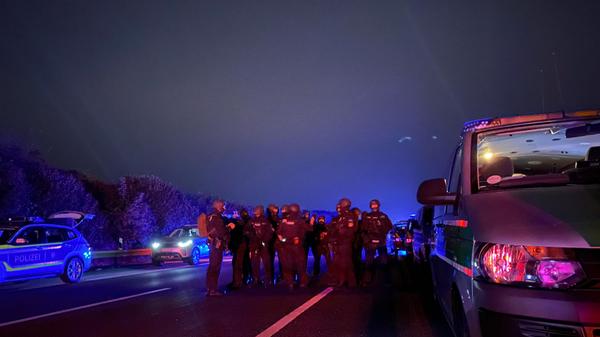 Beamte des SEK stürmten den Bus und konnten den Täter festnehmen.