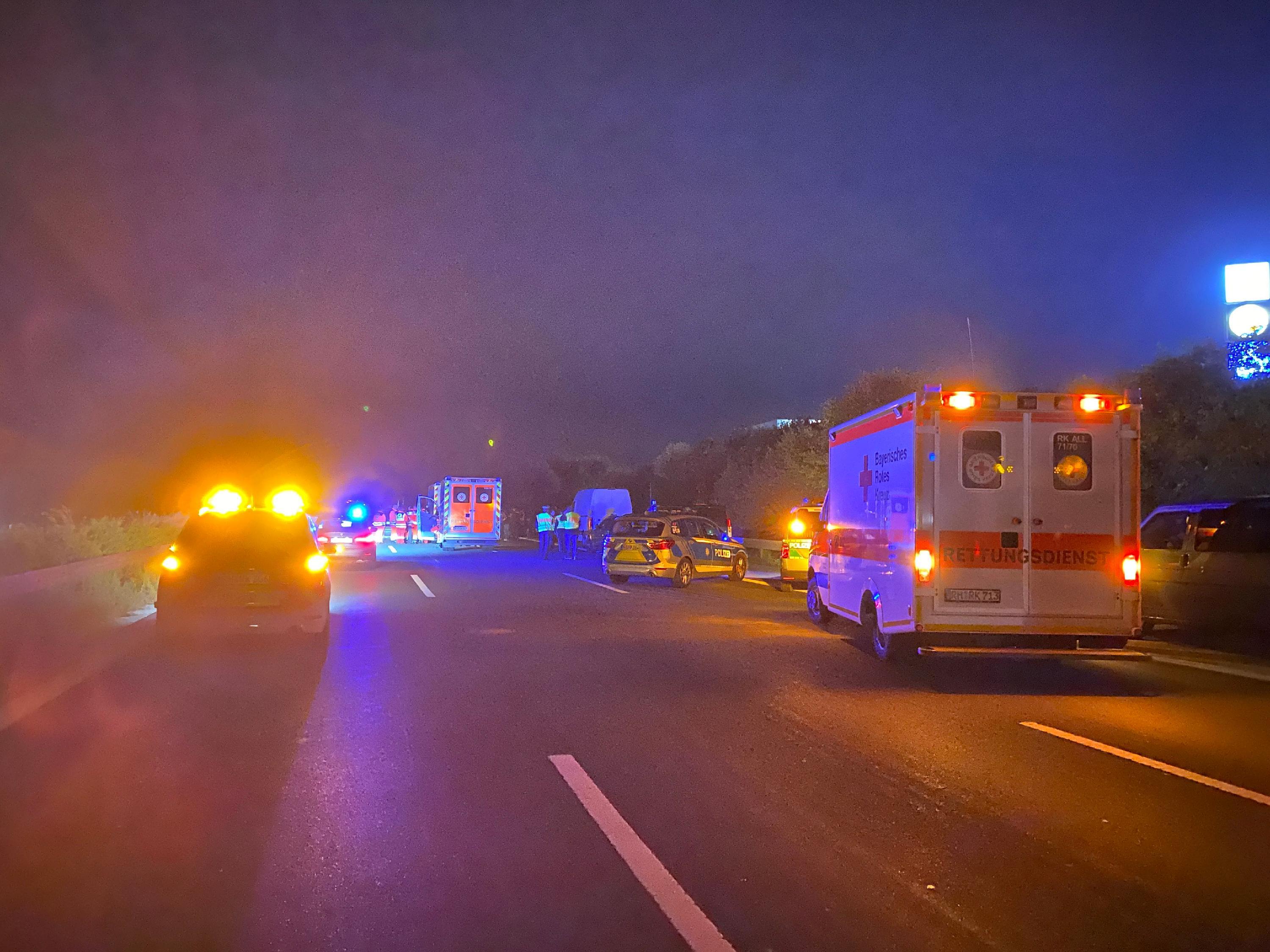 Die Zugstrecke wurde nach dem Zugriff durch die Polizei wieder freigegeben, die A9 blieb vorerst weiterhin gesperrt. Polizeibeamte durchsuchten den Bus, eine Schusswaffe konnte vorerst nicht sichergestellt werden. Die Ermittlungen zu den Tathintergründen laufen.